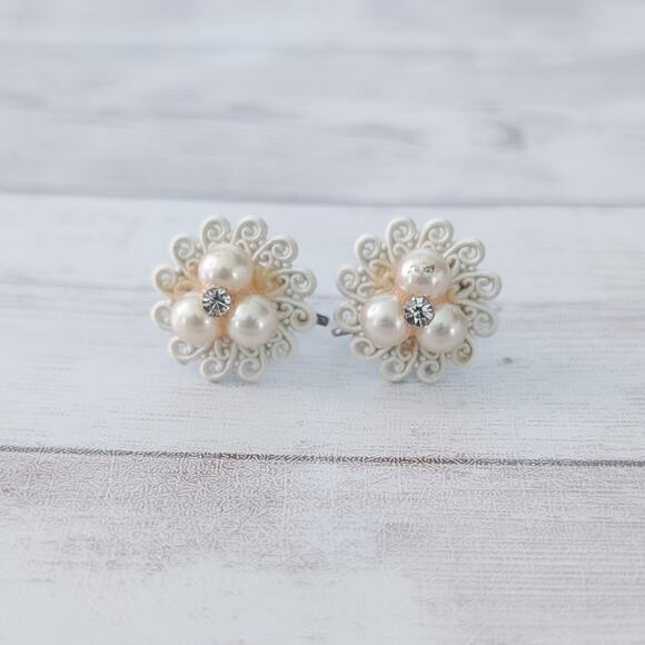 Vintage Screw Back Earrings Lace Like Pattern with Faux Pearls & Clear Gem - Picture 2 of 7